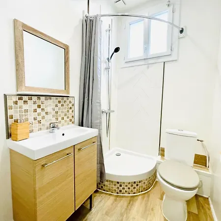 F2 Golden Lounge, Hyper Centre, Parking *