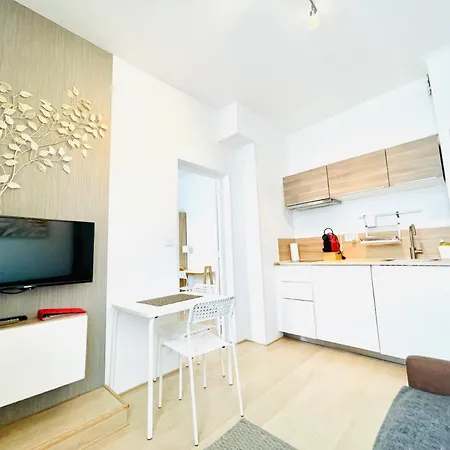 F2 Golden Lounge, Hyper Centre, Parking * נאנט