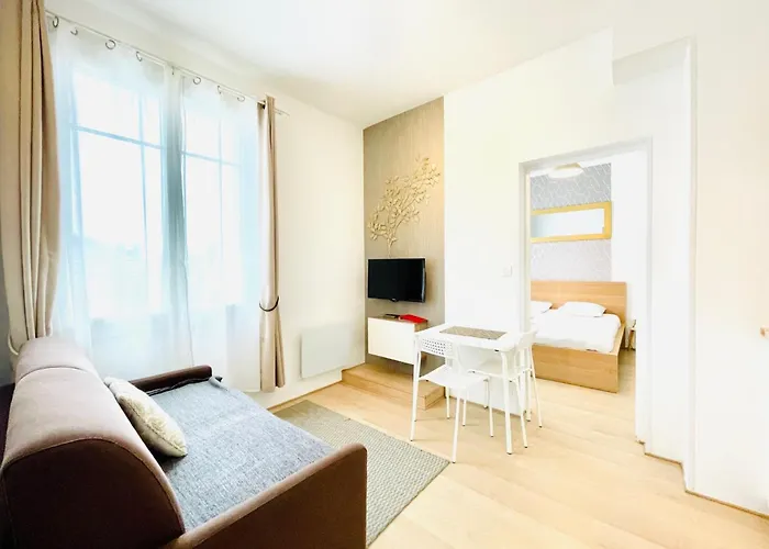 F2 Golden Lounge, Hyper Centre, Parking *