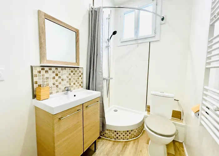 F2 Golden Lounge, Hyper Centre, Parking *