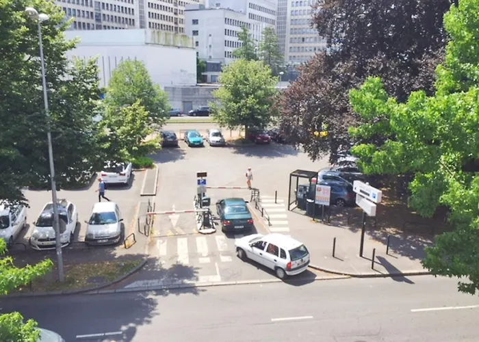 F2 Golden Lounge, Hyper Centre, Parking