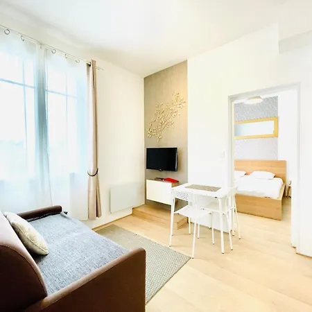 F2 Golden Lounge, Hyper Centre, Parking *