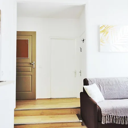 F2 Golden Lounge, Hyper Centre, Parking