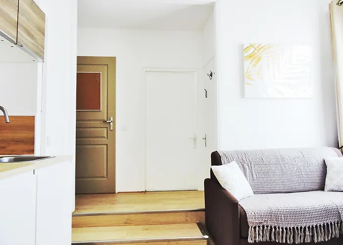 F2 Golden Lounge, Hyper Centre, Parking